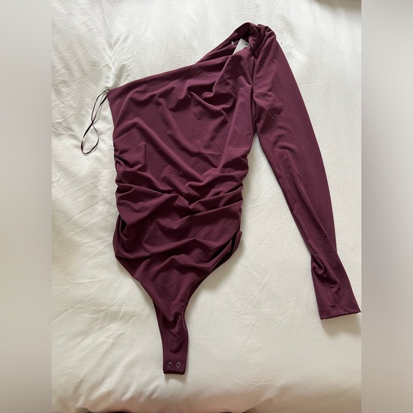 NWT Abercrombie Burgundy One-Shoulder Bodysuit - Picture 3 of 13